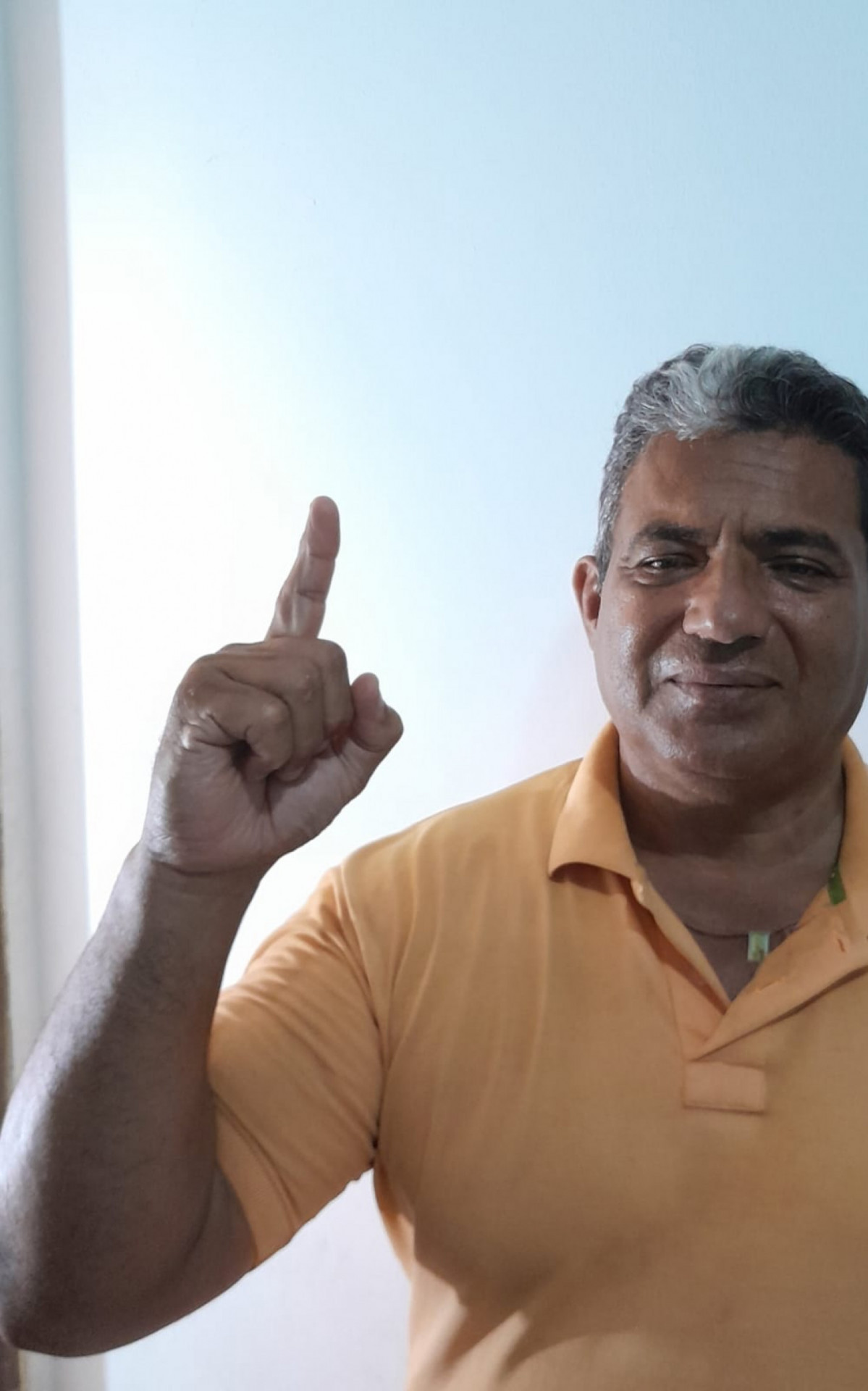 Mestre Wanderley e o gesto característico que marca a sua fé católica: apontando para o maior dos mestres: Jesus Cristo, é o organizador do torneio de MMA em Itaperuna-RJ