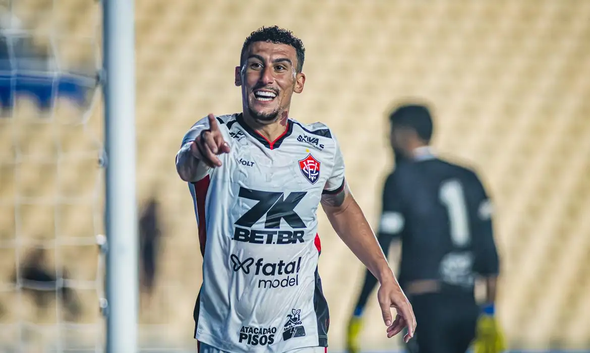 Volante Baralhas marca o gol do triunfo de 1 a 0 do Leão