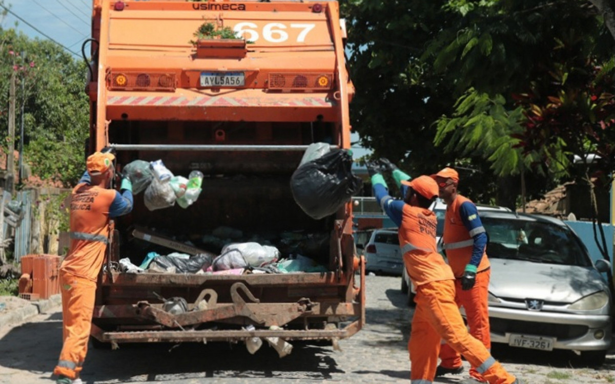 Equipes que atuam no dia a dia em caminhões de coletas domiciliares cumprem cronograma