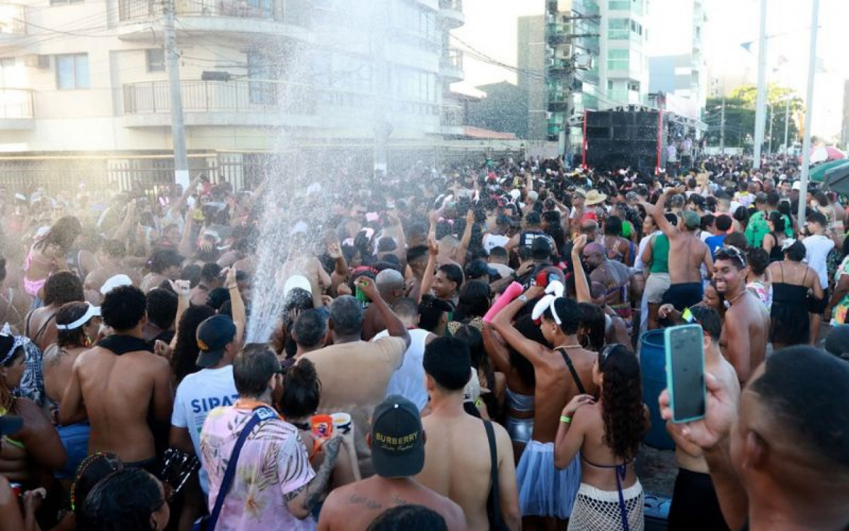 Carnaval leva música, alegria e aquece a economia em Macaé, com eventos no Centro e na região serrana