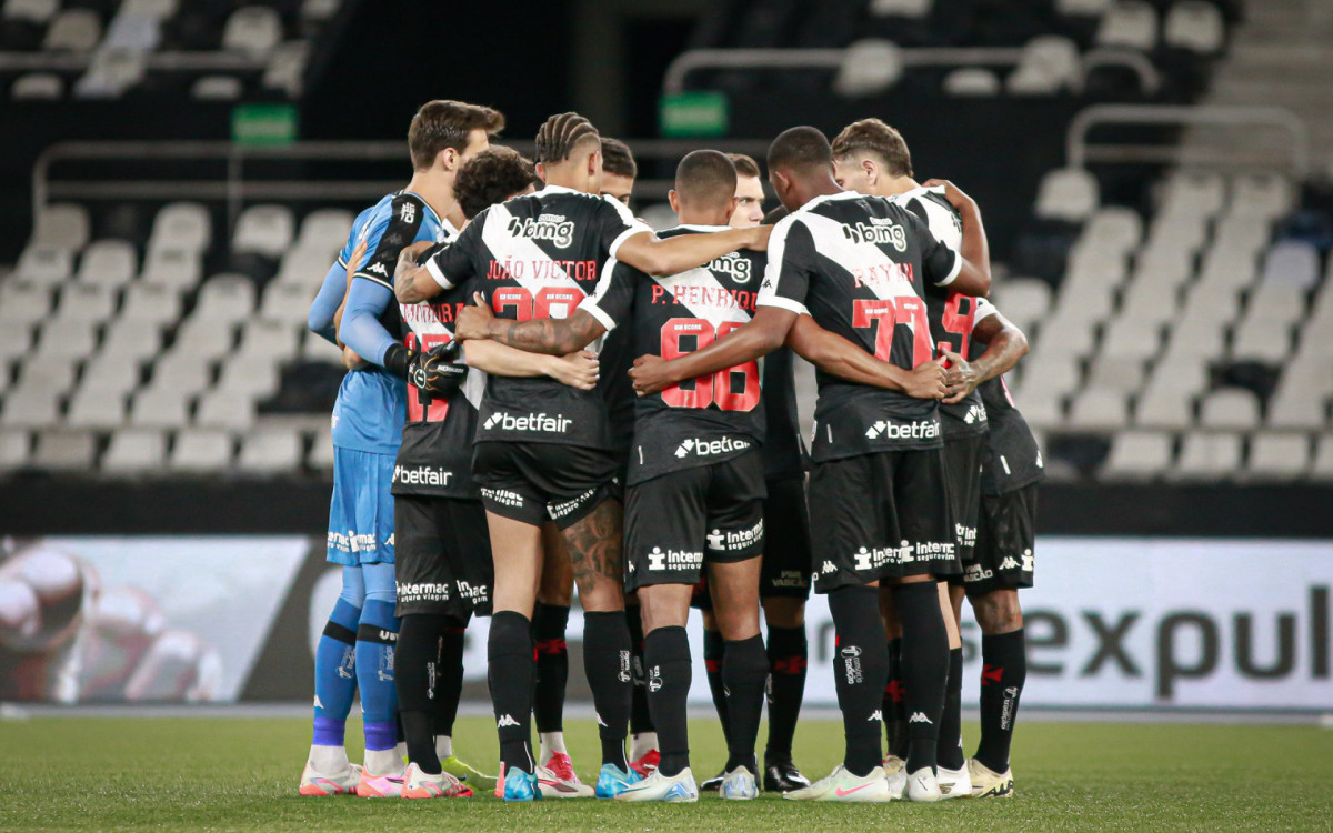 Jogadores do Vasco reunidos no gramado antes da partida contra o Nova Iguaçu